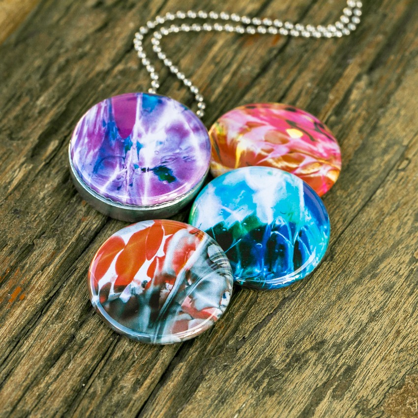 Foto medaillon ketting met 4 verschillende verwisselbare voorkanten met close up foto`s van glas in verschillende tinten,