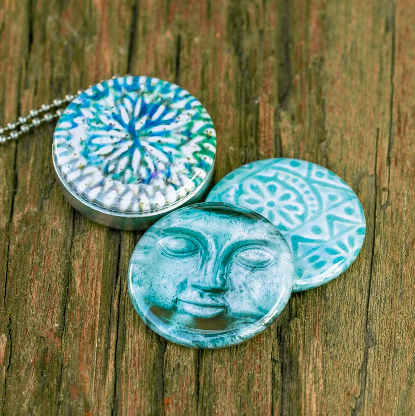 Roestvrij stalen fotomedaillon ketting met drie verschillende verwisselbare voorkanten met close up foto`s in aqua blauw.ijsblauwe budha.Aqua blauwe budha. Rvs/roesvrij stalen fotomedaillon. Voor het dicht bij je dragen van je favoriete foto.