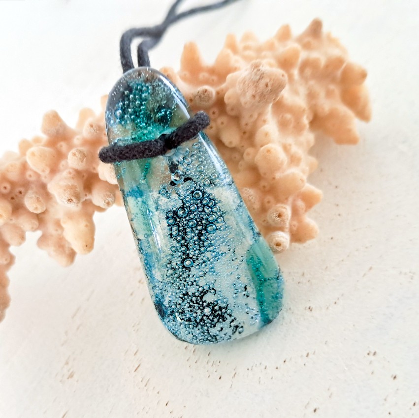 Handgemaakte hanger van versmolten glas in aqua turquoise blauw, groen en zwart, inclusief verstelbare ketting.