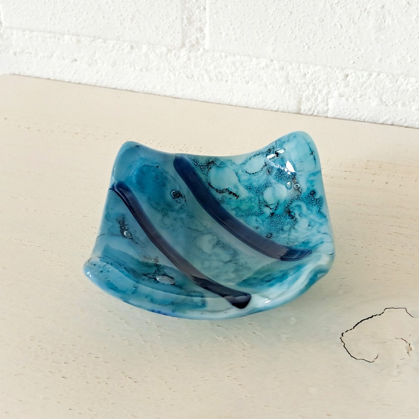 Handgemaakt glazen sieraden schaaltje, klein handgemaakt glazen schaa… - 155876 Handgemaakt glazen sieraden schaaltje, klein handgemaakt glazen schaaltje.