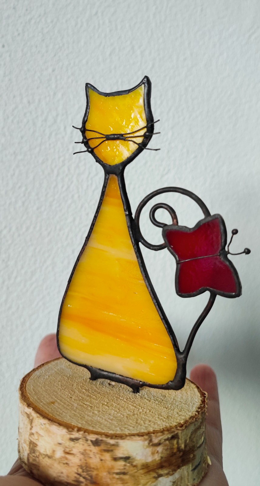 Gemberkleurige kat met houten standaard | Glas-in-lood | Handgemaakt | Tiffany technique