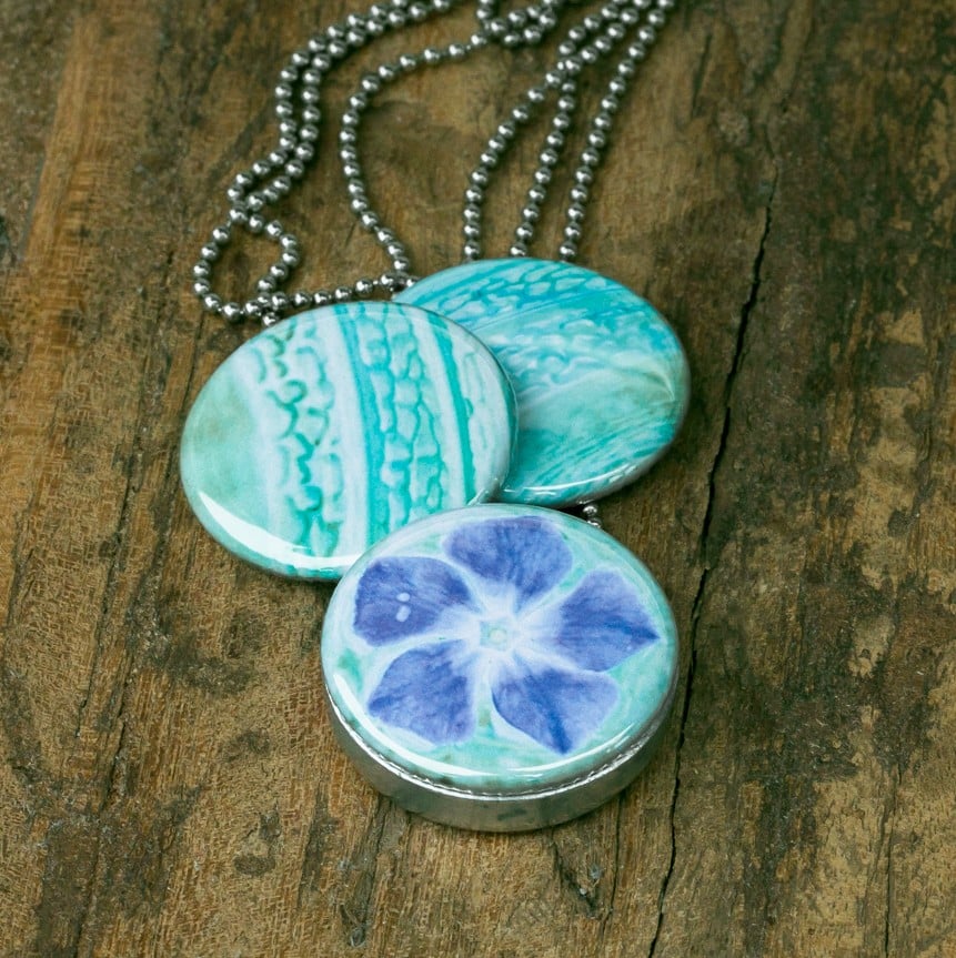 Fotomedaillon in aqua blauw en aqua tinten. Rvs/roesvrij stalen fotomedaillon. Voor het dicht bij je dragen van je favoriete foto.