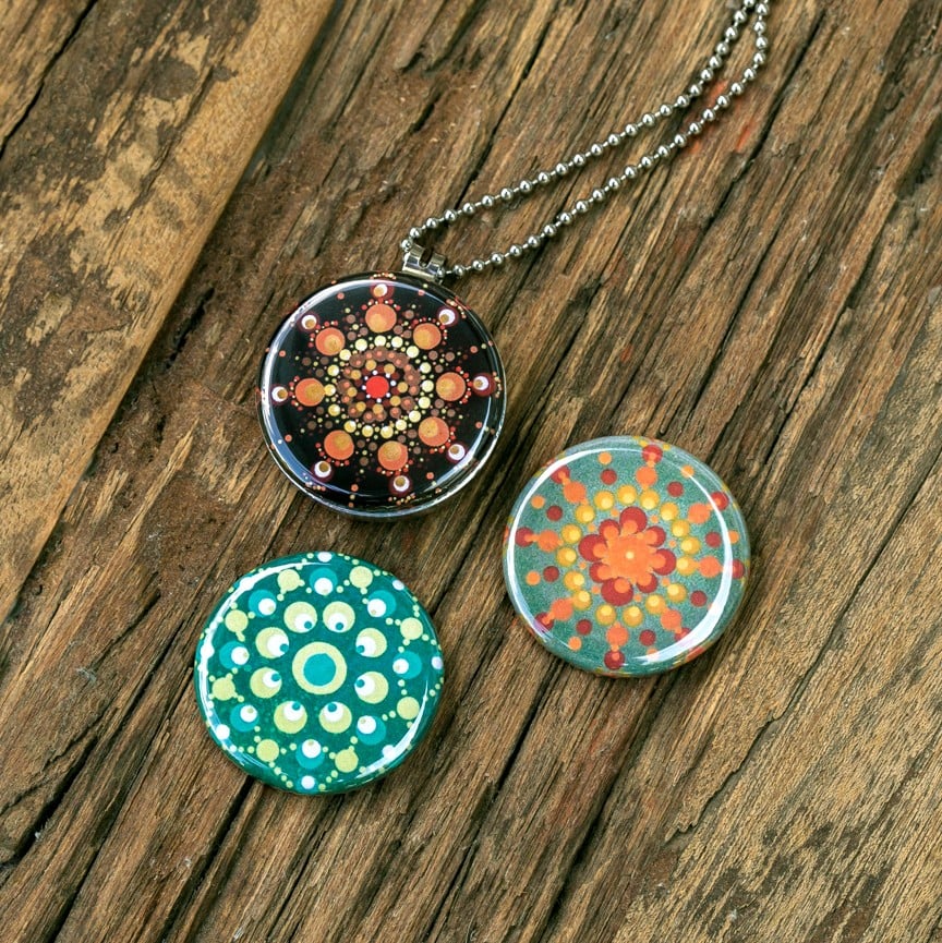 Fotomedaillon ketting met 3 verschillende verwisselbare voorkanten met foto`s van 3 verschillende dotting art kunstwerken.rvs/roestvrij stalen ketting. Voor het dicht bij je dragen van je favoriete foto.