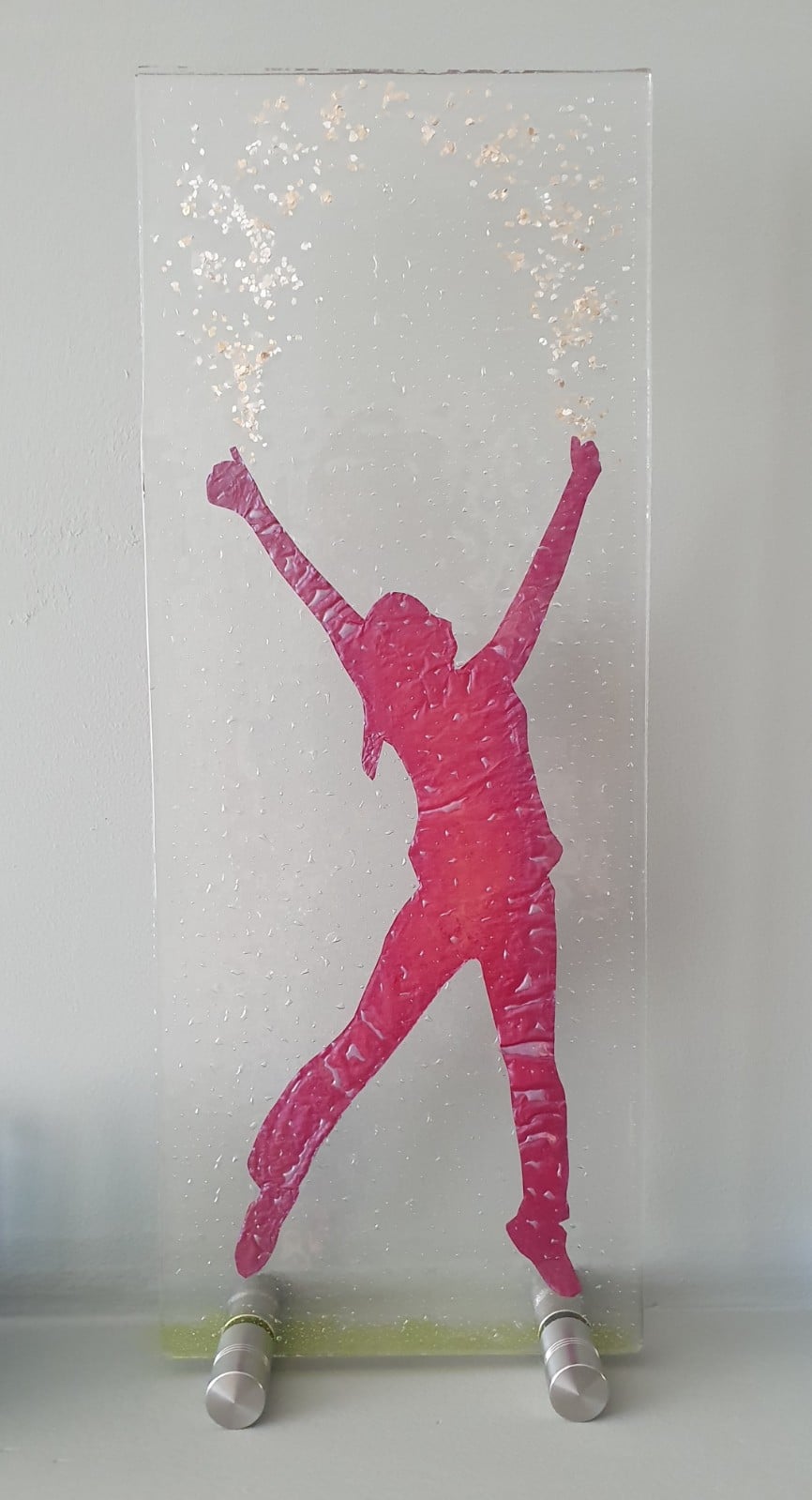 Silouette van vrolijke vrouw in glas, glaskunst