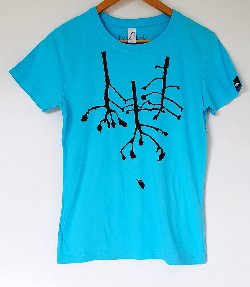 Hand bedrukt azuurblauw katoenen t-shirt, zwarte omgekeerde bomen met… - 137027 Hand bedrukt azuurblauw katoenen t-shirt, zwarte omgekeerde bomen met een vogel design, women's, large