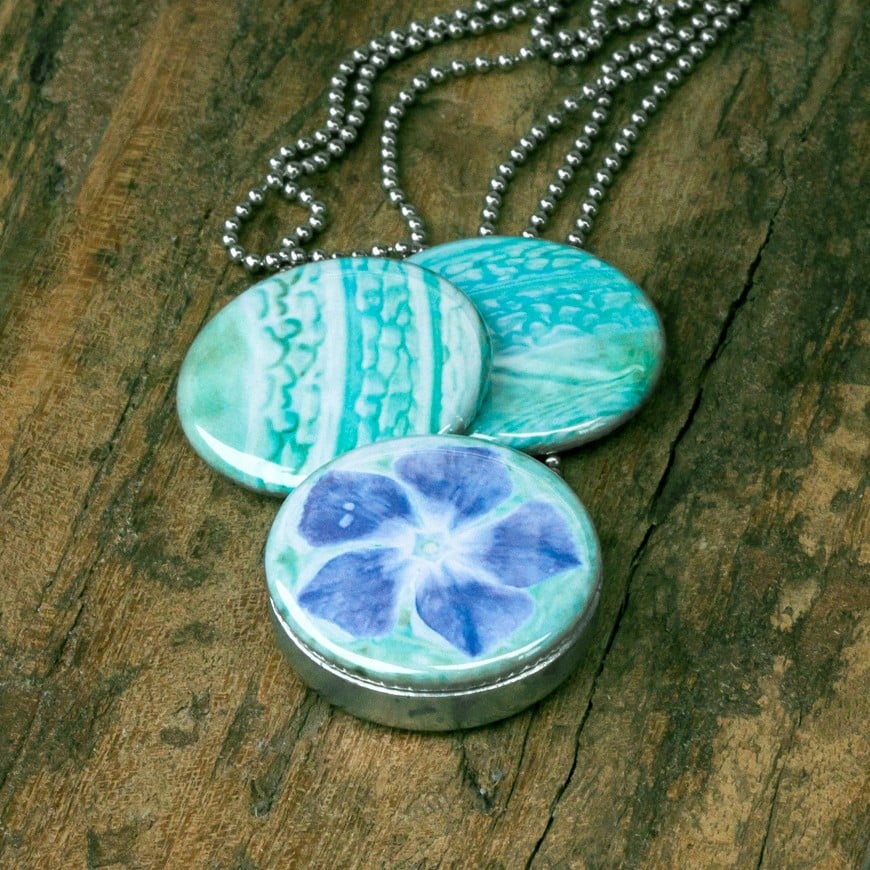 Fotomedaillon in aqua blauw en aqua tinten. Rvs/roesvrij stalen fotomedaillon. Voor het dicht bij je dragen van je favoriete foto.