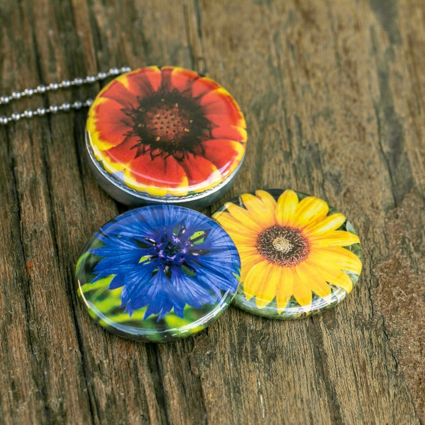 Fotomedaillon ketting/medaillon ketting met close up gele zonnebloeme… - 89245 Fotomedaillon ketting/medaillon ketting met close up gele zonnebloemen/zonnebloem,rode bloem en korenbloem.