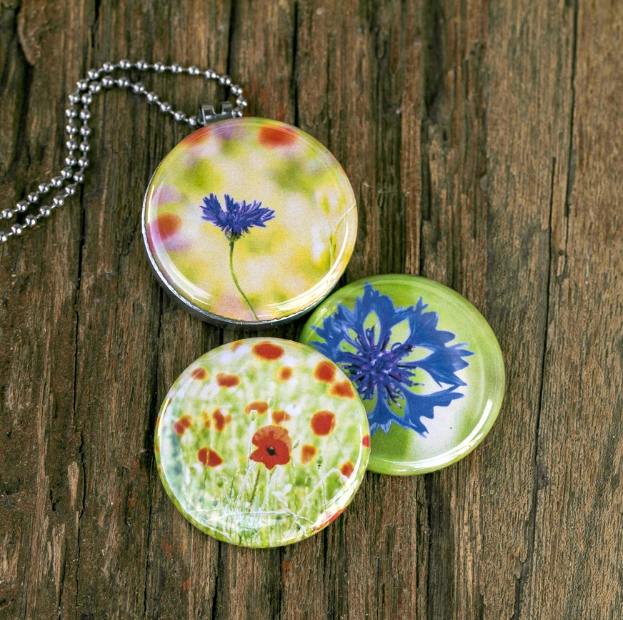 Foto medaillon ketting met 3 verschillende verwisselbare voorkanten met foto`s van klaprozen en korenbloemen.