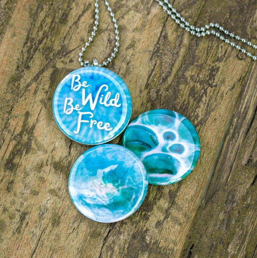 Wild an Free - 89003 Fotomedaillon ketting met 3 verschillende verwisselbare voorkanten met close up foto`s in aqua blauw.rvs,roestvrij stalen ketting. Voor het dicht bij je dragen van je favoriete foto.