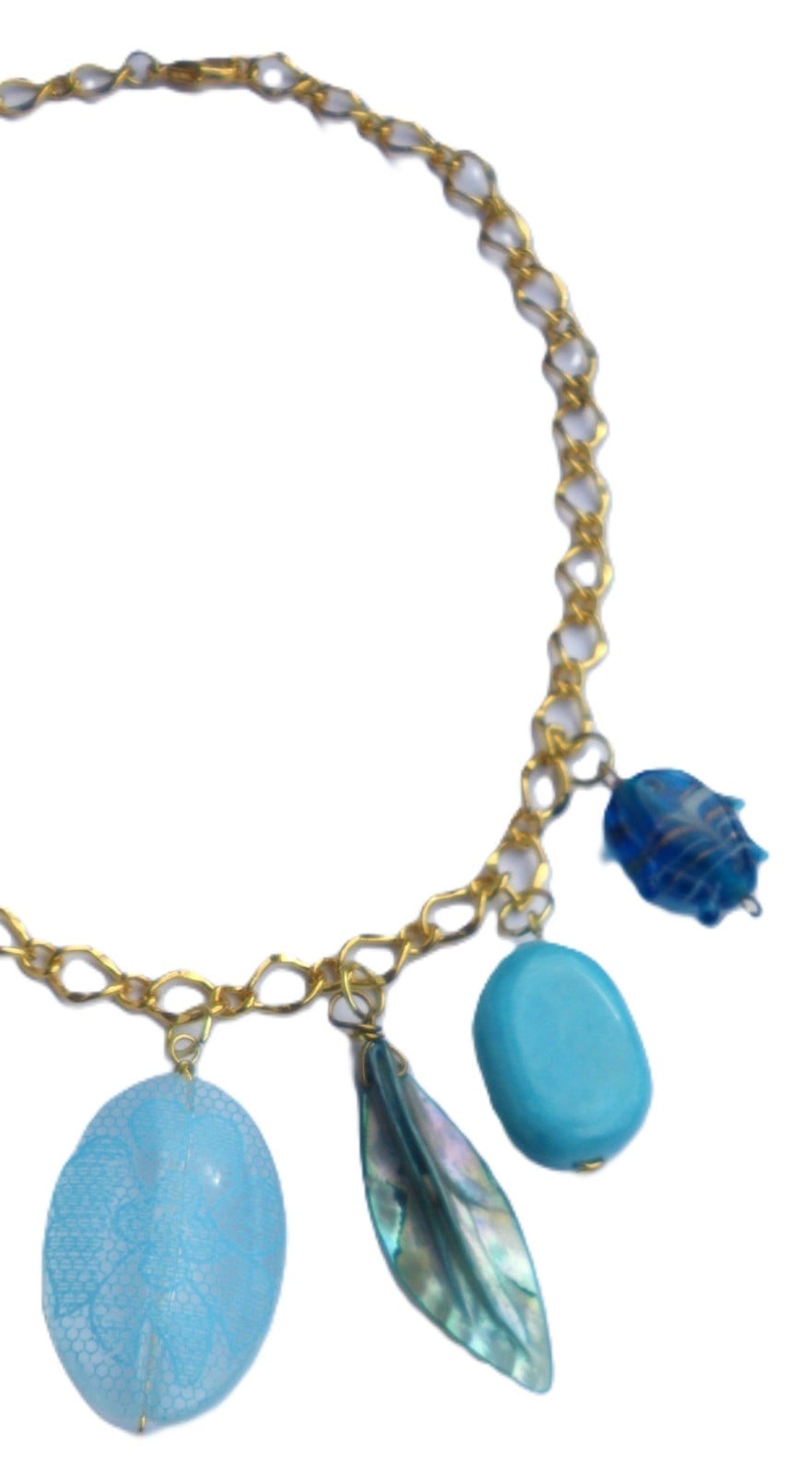 Goudkleurige schakelketting met hangers van schelp, parelmoer, kunsth… - 139217 Goudkleurige schakelketting met hangers van schelp, parelmoer, kunsthars en glas. Modieuze halsketting met turquoise bedel, Per Elle ketting