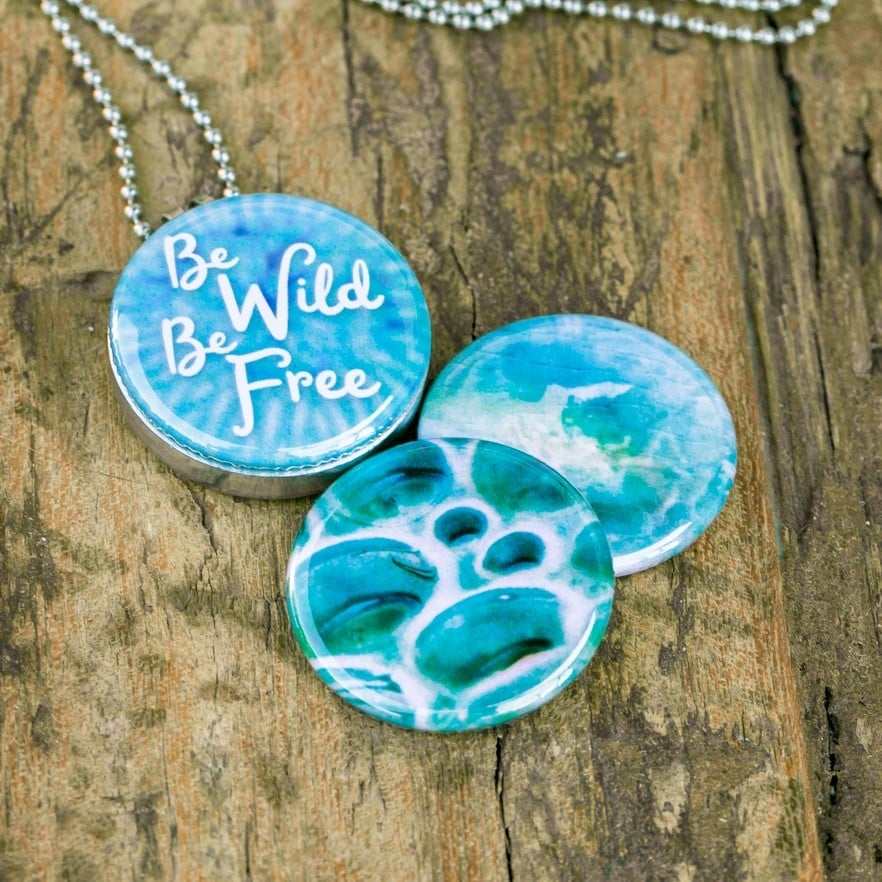 Wild an Free - 89004 Fotomedaillon ketting met 3 verschillende verwisselbare voorkanten met close up foto`s in aqua blauw.rvs,roestvrij stalen ketting. Voor het dicht bij je dragen van je favoriete foto.