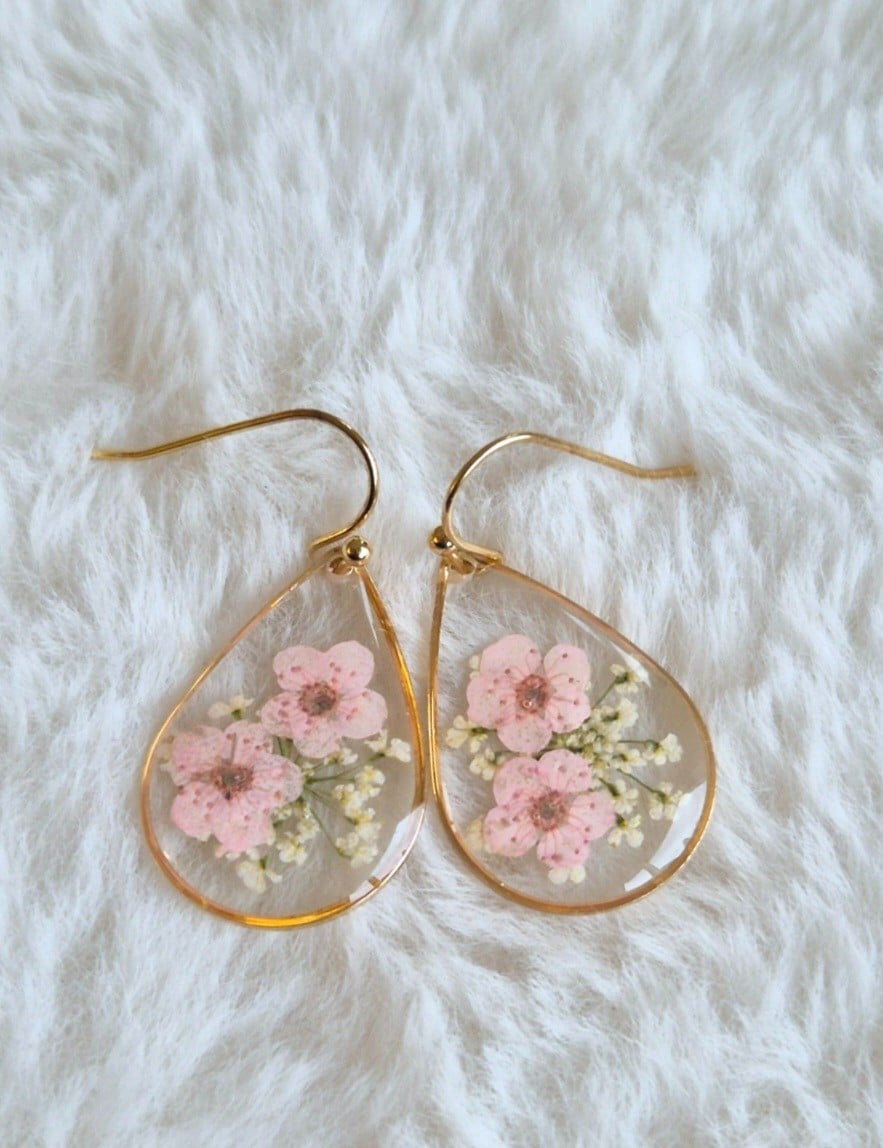 Kleine waterdruppel vormige resin oorbellen met gedroogde bloemen - 109496 Kleine waterdruppel vormige resin oorbellen met gedroogde bloemen