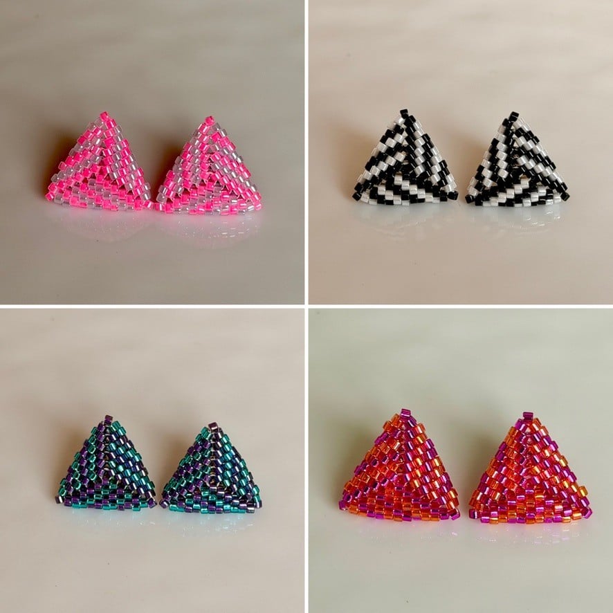 Handgemaakte kleurrijke driehoek oorbellen met strepen – Sparkling Studs