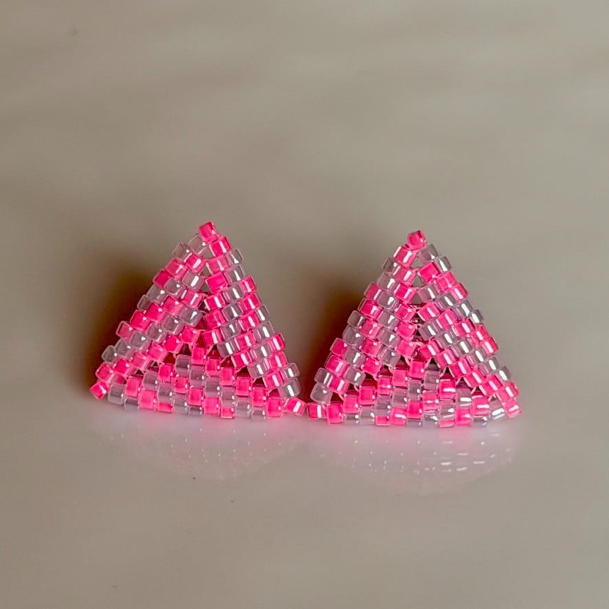 Handgemaakte kleurrijke driehoek oorbellen met strepen – Sparkling Studs