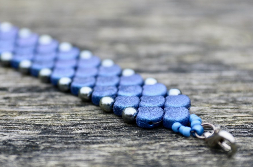 Handgemaakte 'Snake Skin' armband met Ginko kralen blue suede – 19,… - 132212 Handgemaakte 'Snake Skin' armband met Ginko kralen blue suede – 19,5 cm | Bohemian kralenarmband dames