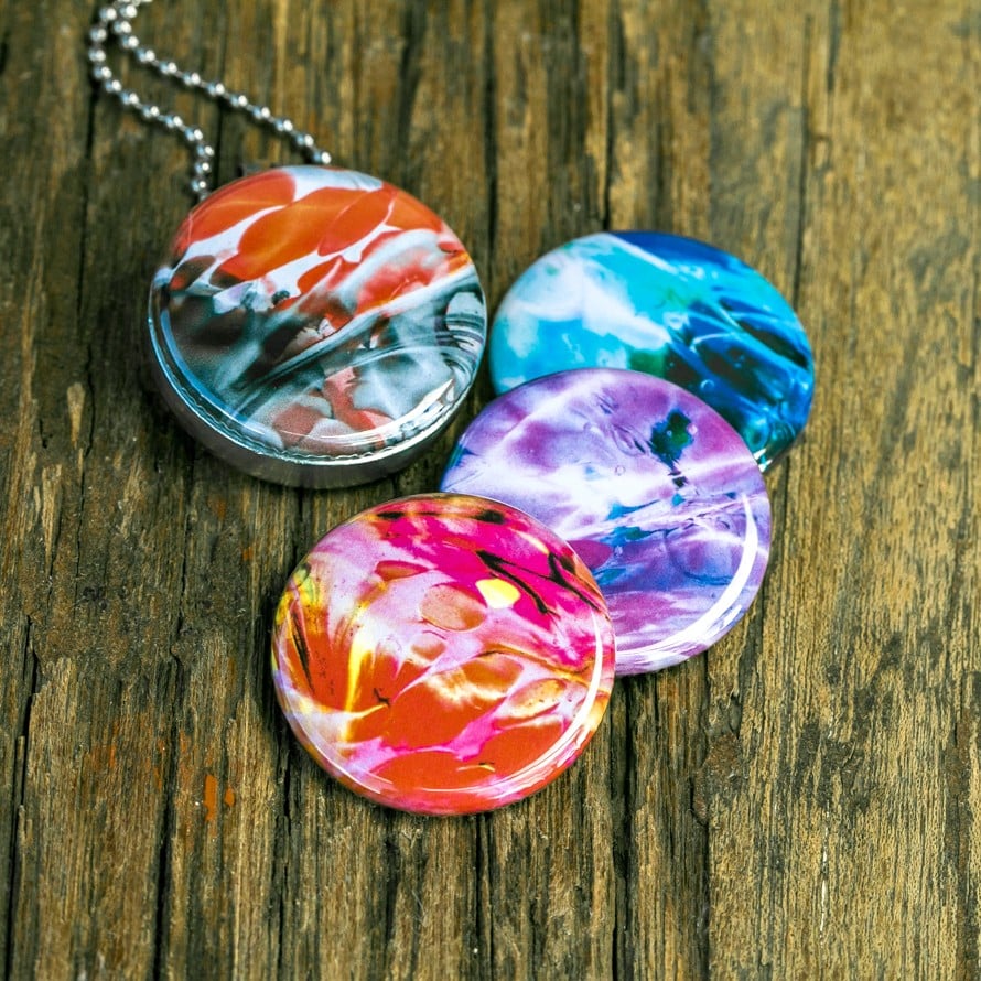 Foto medaillon ketting met 4 verschillende verwisselbare voorkanten met close up foto`s van glas in verschillende tinten,