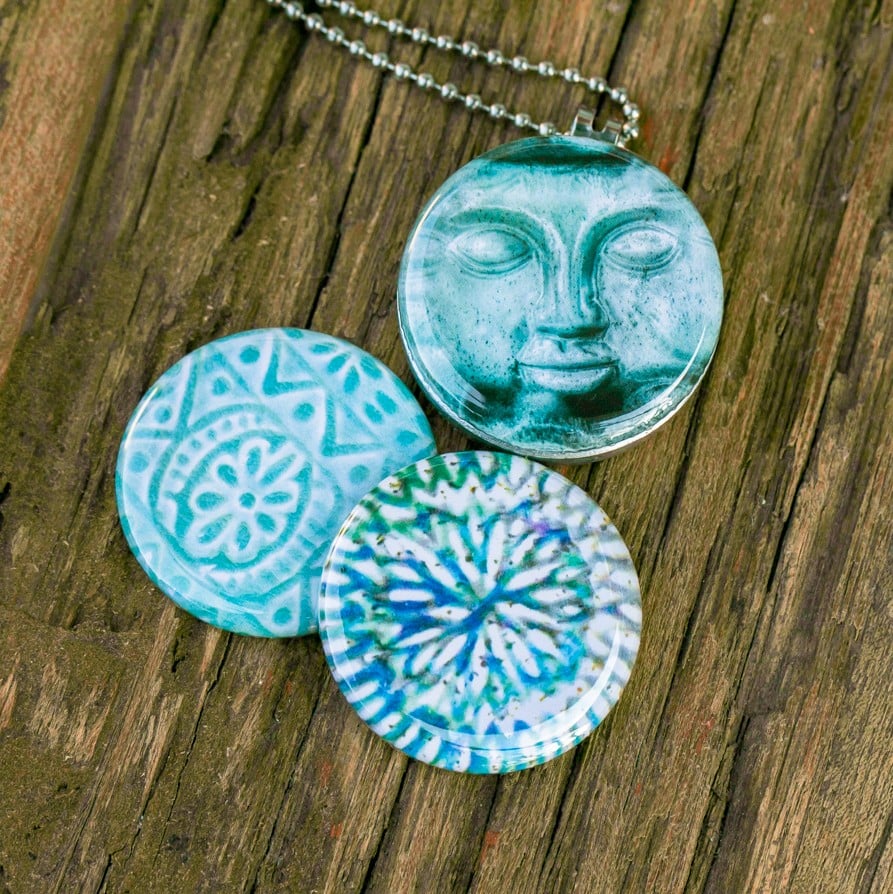 Roestvrij stalen fotomedaillon ketting met drie verschillende verwisselbare voorkanten met close up foto`s in aqua blauw.ijsblauwe budha.Aqua blauwe budha. Rvs/roesvrij stalen fotomedaillon. Voor het dicht bij je dragen van je favoriete foto.