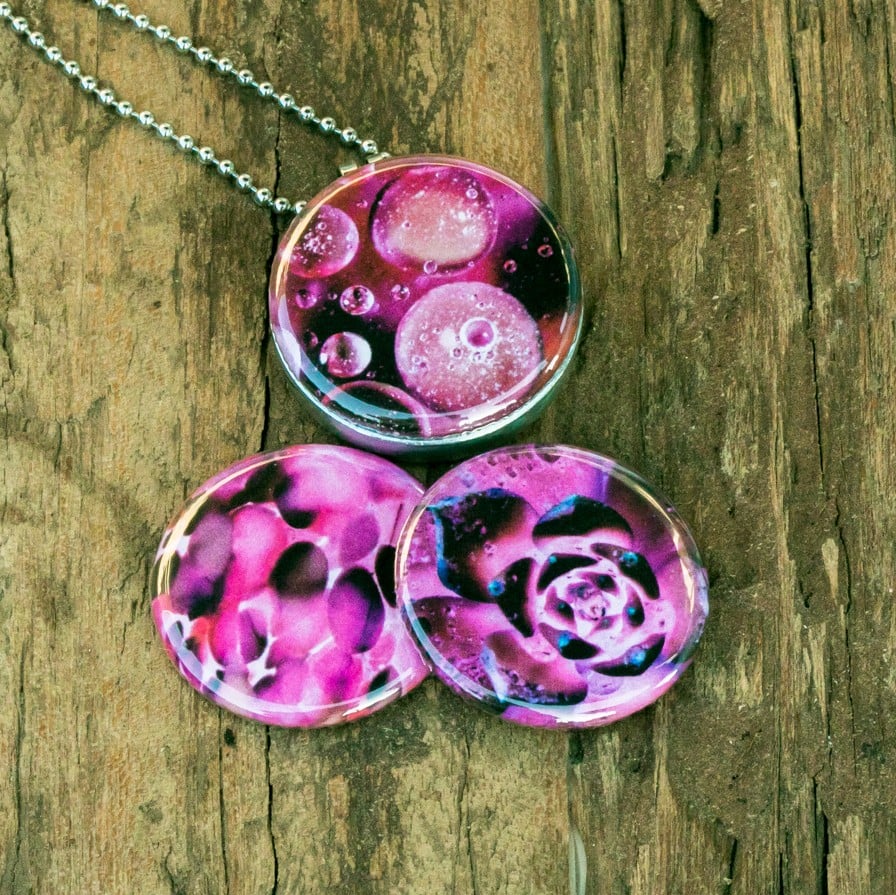 Fotomedaillon ketting/medaillon ketting met close up van olie bellen,en buitenaards aandoende bloemen, in pink tinten tinten. Roest vrij stalen ketting,rvs medaillon,roestvrij staal medaillon. Voor het dicht bij je dragen van je favoriete foto.