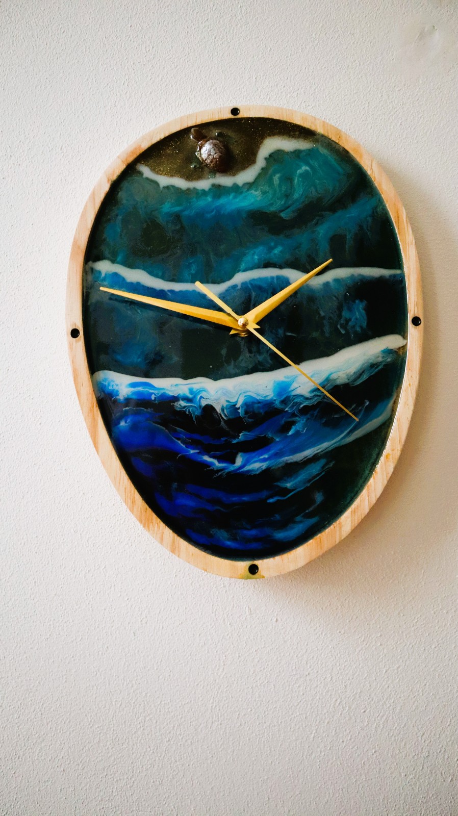 Oval watch with waves