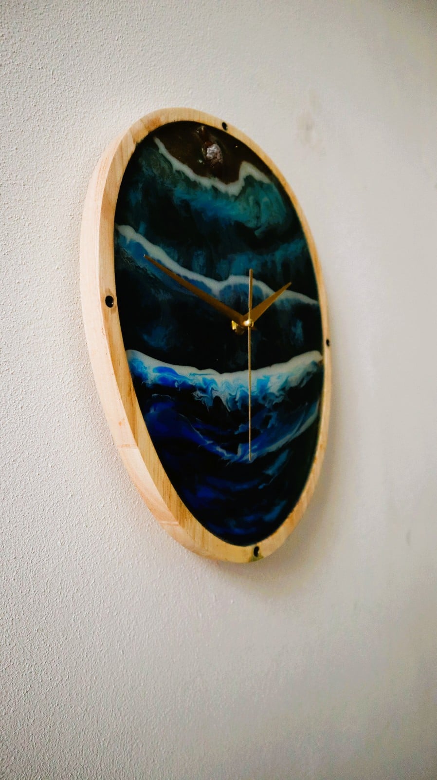 Oval watch with waves