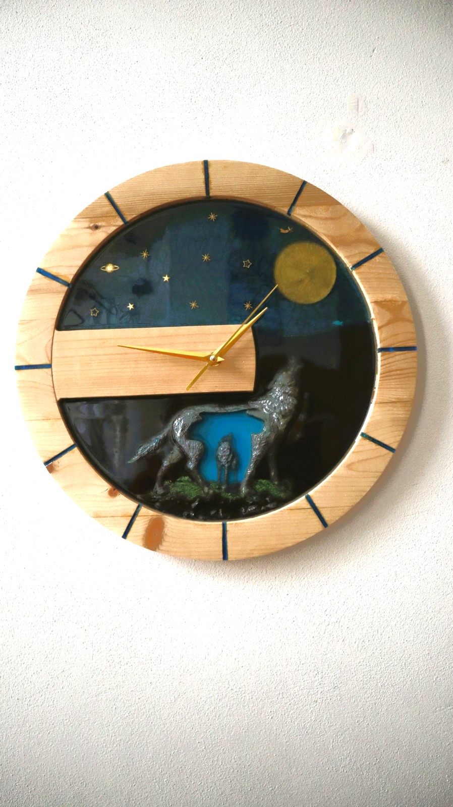 Wolf clock