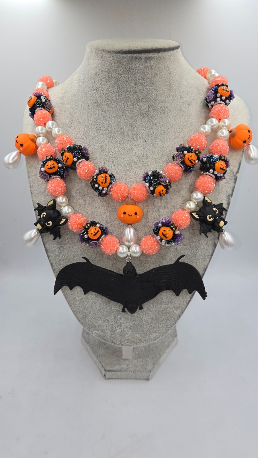 Pompoenen en Vleermuizen; een handgemaakte Halloween ketting. - 99022 Pompoenen en Vleermuizen; een handgemaakte Halloween ketting.