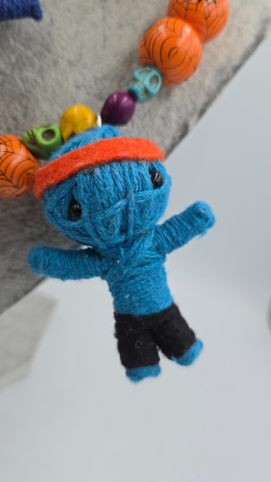 Voodoo dolls met spinnenweb kralen en schedels, een super coole Hallo… - 99717 Voodoo dolls met spinnenweb kralen en schedels, een super coole Halloween Ketting. ls