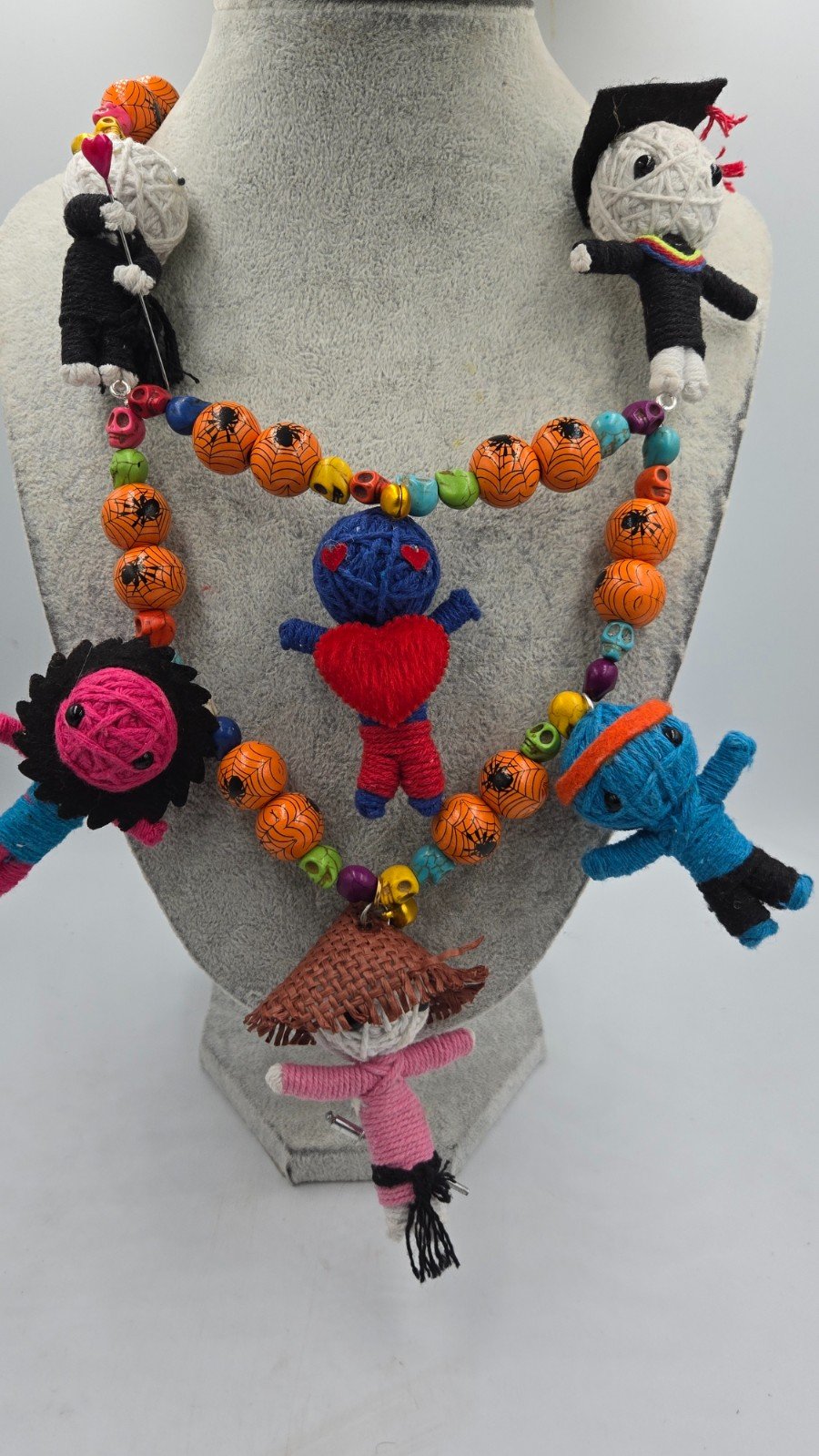 Voodoo dolls met spinnenweb kralen en schedels, een super coole Hallo… - 99718 Voodoo dolls met spinnenweb kralen en schedels, een super coole Halloween Ketting. ls