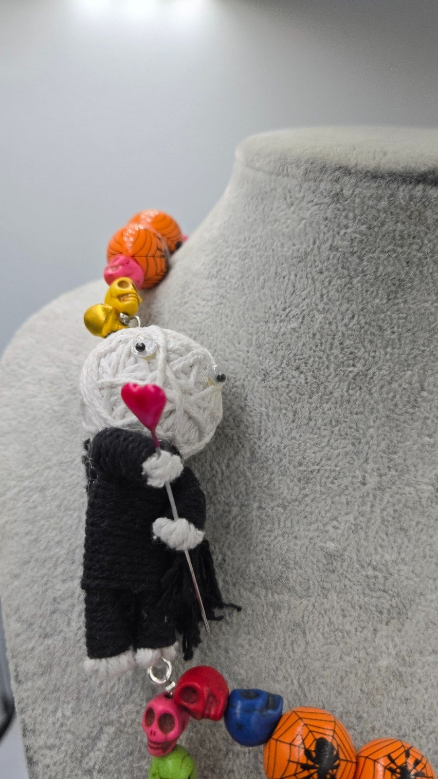 Voodoo dolls met spinnenweb kralen en schedels, een super coole Hallo… - 99720 Voodoo dolls met spinnenweb kralen en schedels, een super coole Halloween Ketting. ls