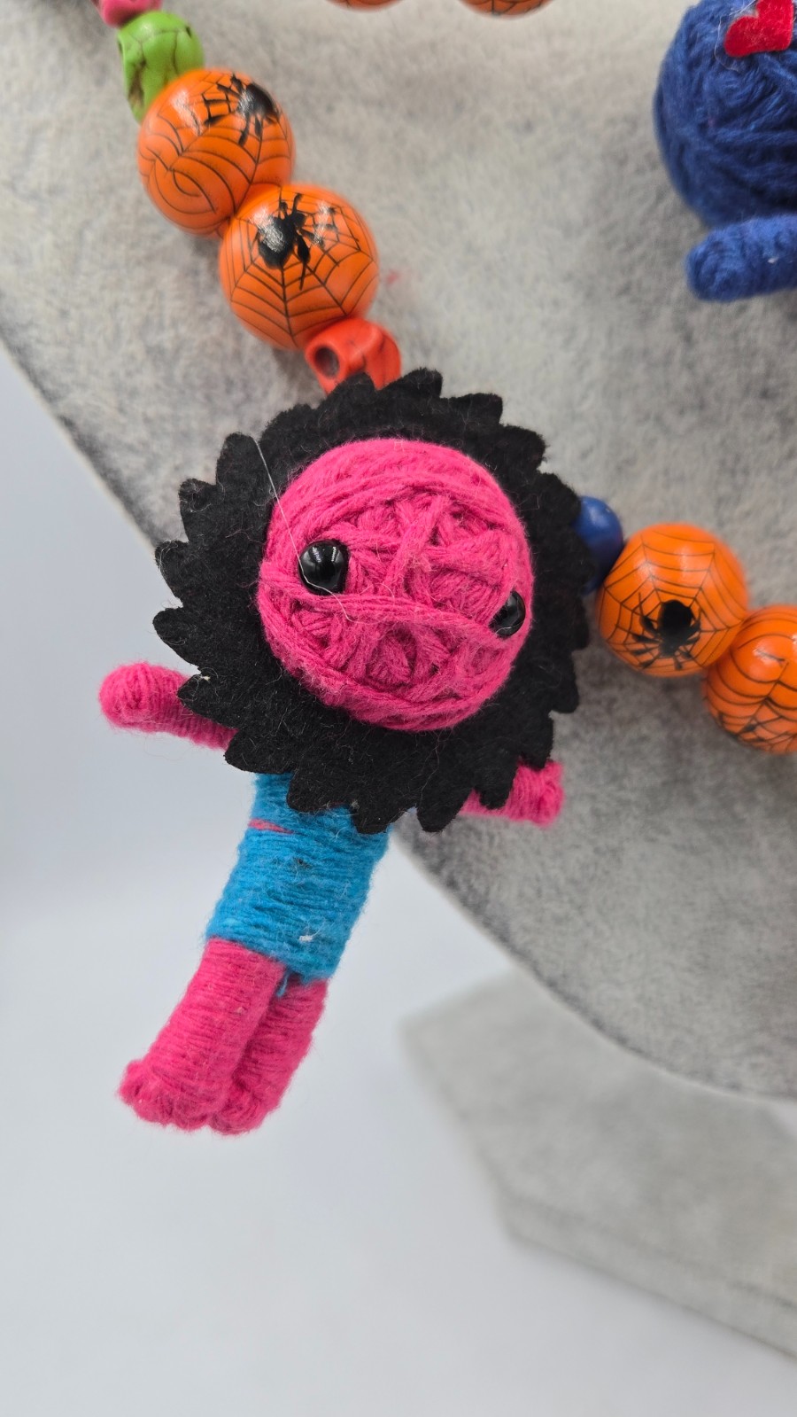 Voodoo dolls met spinnenweb kralen en schedels, een super coole Hallo… - 99721 Voodoo dolls met spinnenweb kralen en schedels, een super coole Halloween Ketting. ls