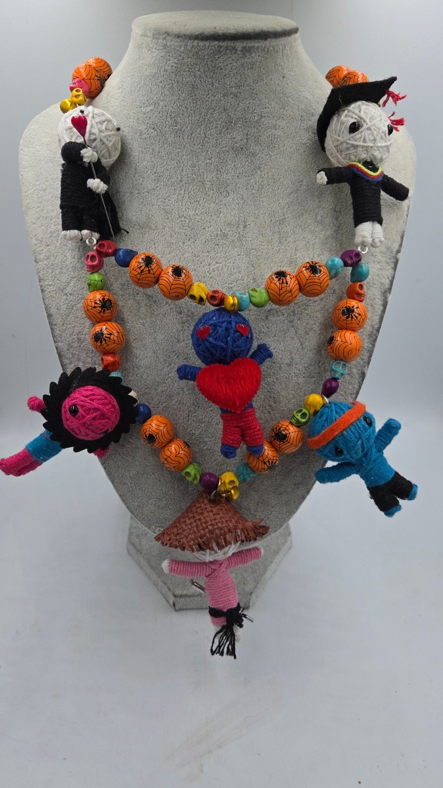Voodoo dolls met spinnenweb kralen en schedels, een super coole Hallo… - 99722 Voodoo dolls met spinnenweb kralen en schedels, een super coole Halloween Ketting. ls