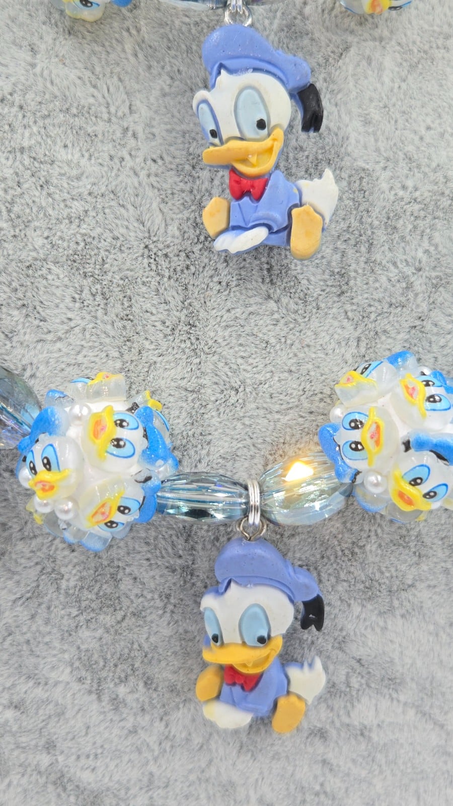 Schattige Donald Duck ketting met bijzondere kralen