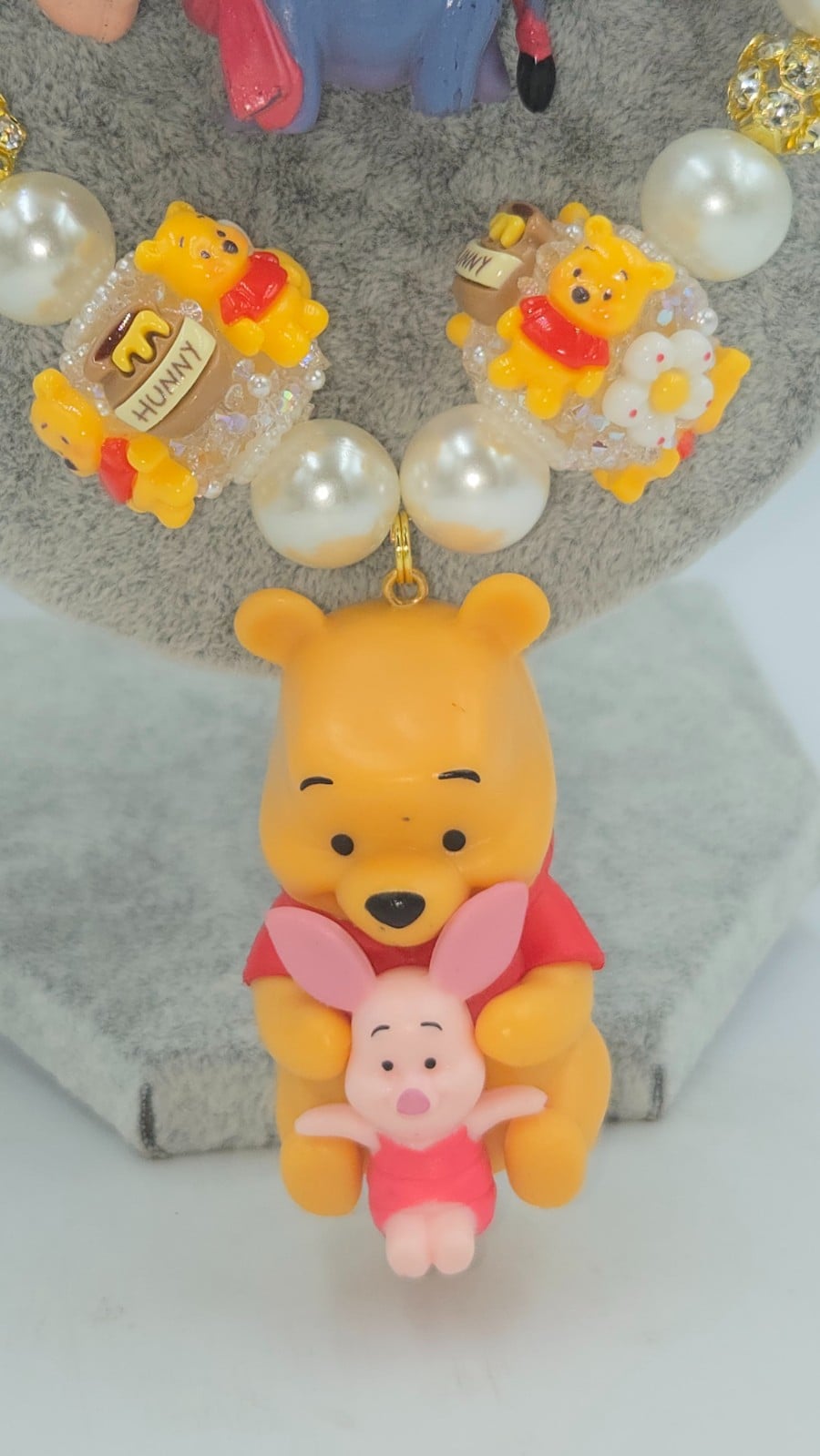 Winnie de Pooh ketting met bijzondere kralen.