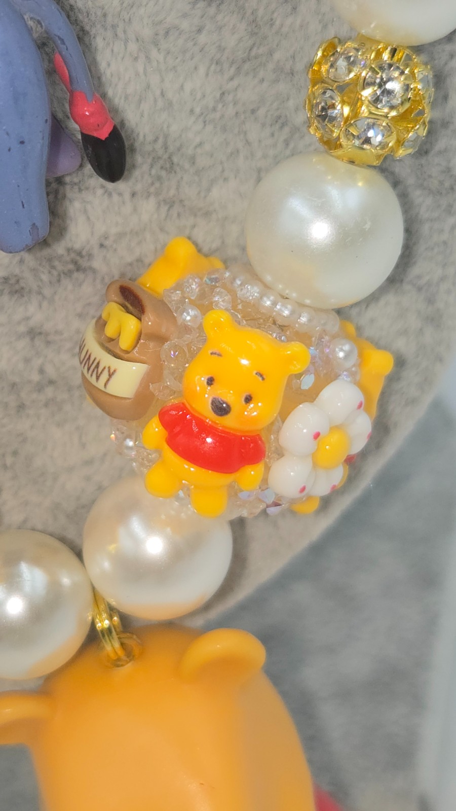 Winnie de Pooh ketting met bijzondere kralen.
