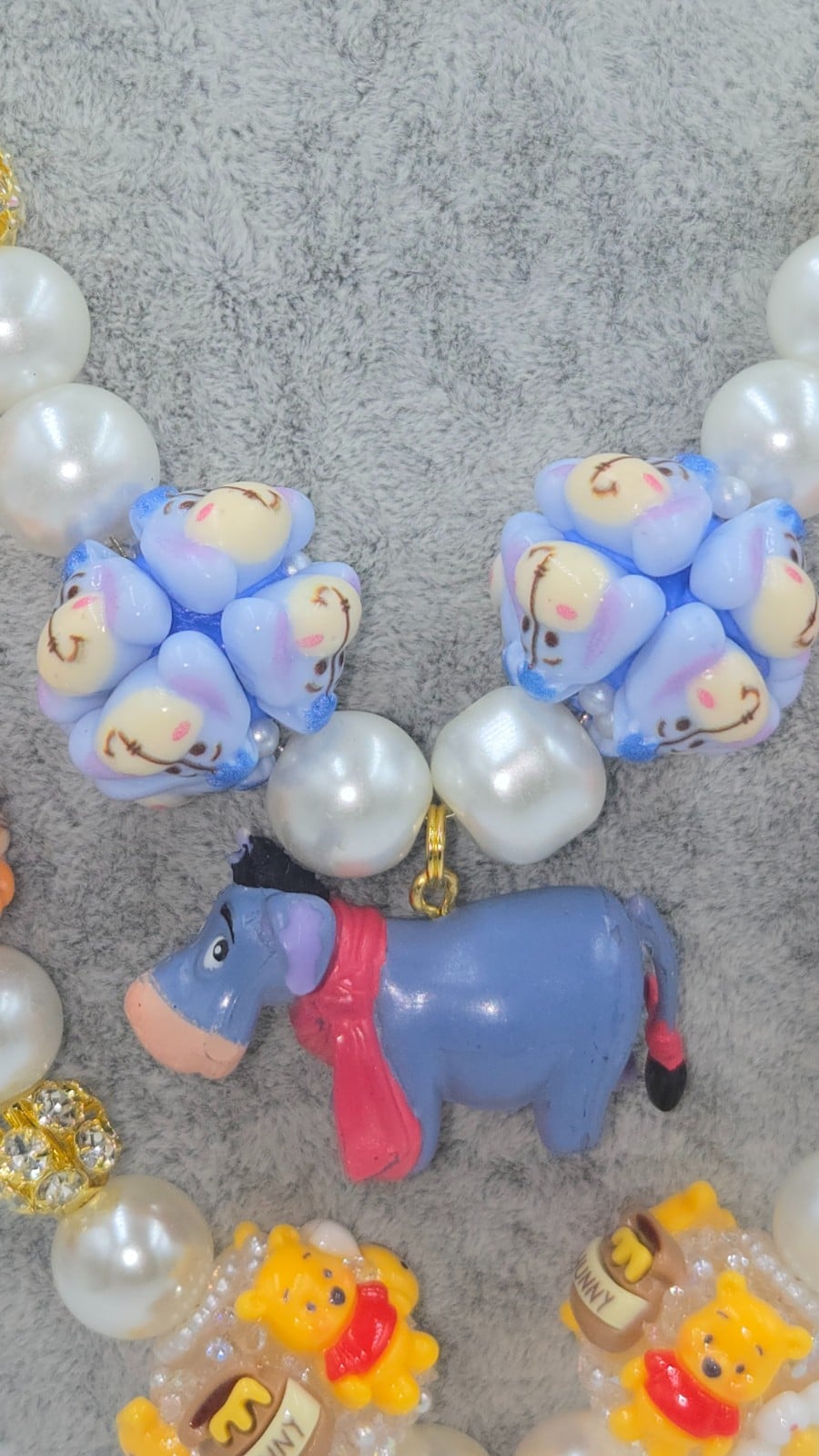 Winnie de Pooh ketting met bijzondere kralen.