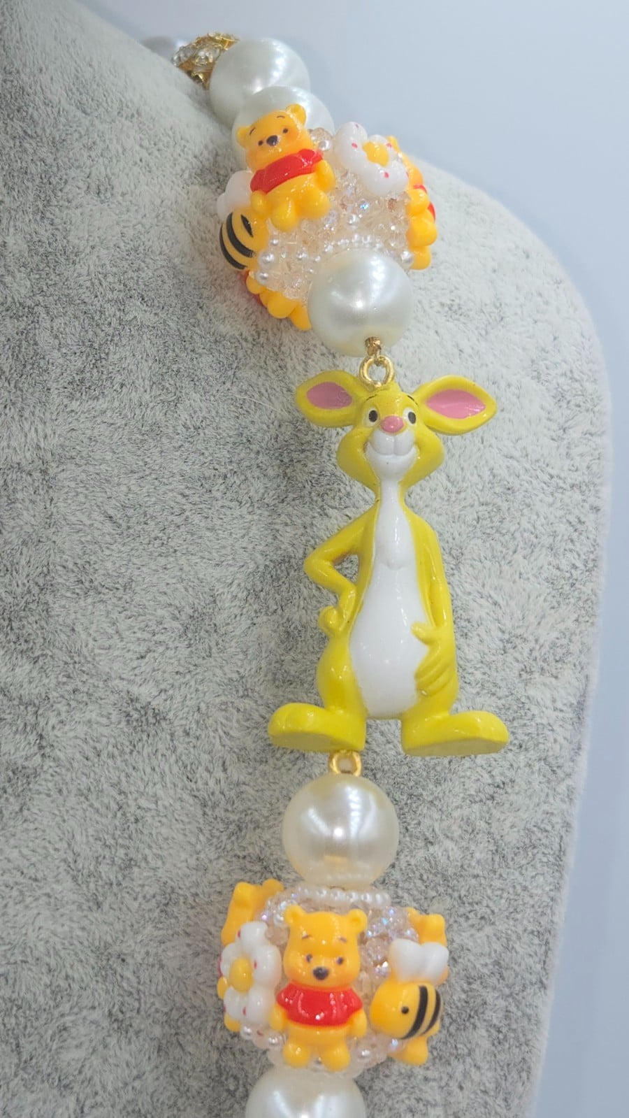 Winnie de Pooh ketting met bijzondere kralen.