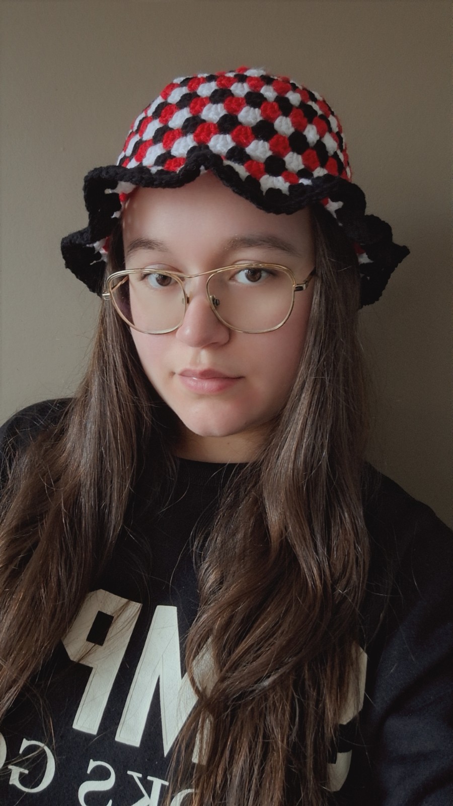 Gehaakte bucket hat 'Darling devil' - 52573.jpeg Gehaakte bucket hat | Rood, zwart en wit