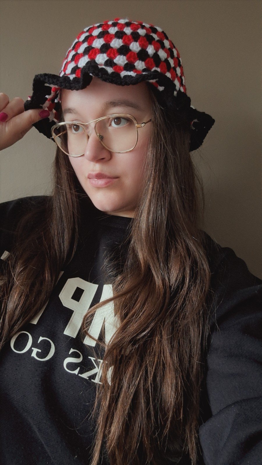 Gehaakte bucket hat 'Darling devil' - 52578.jpeg Gehaakte bucket hat | Rood, zwart en wit