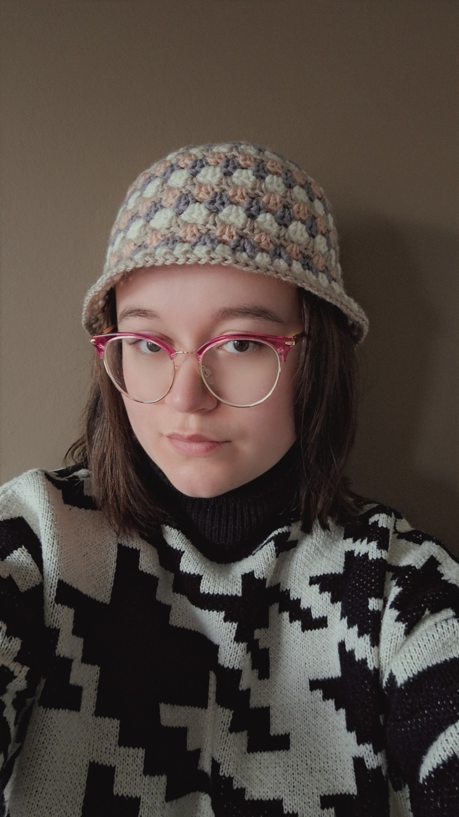 Gehaakte bucket hat | Lichtroze, crème, beige en grijs