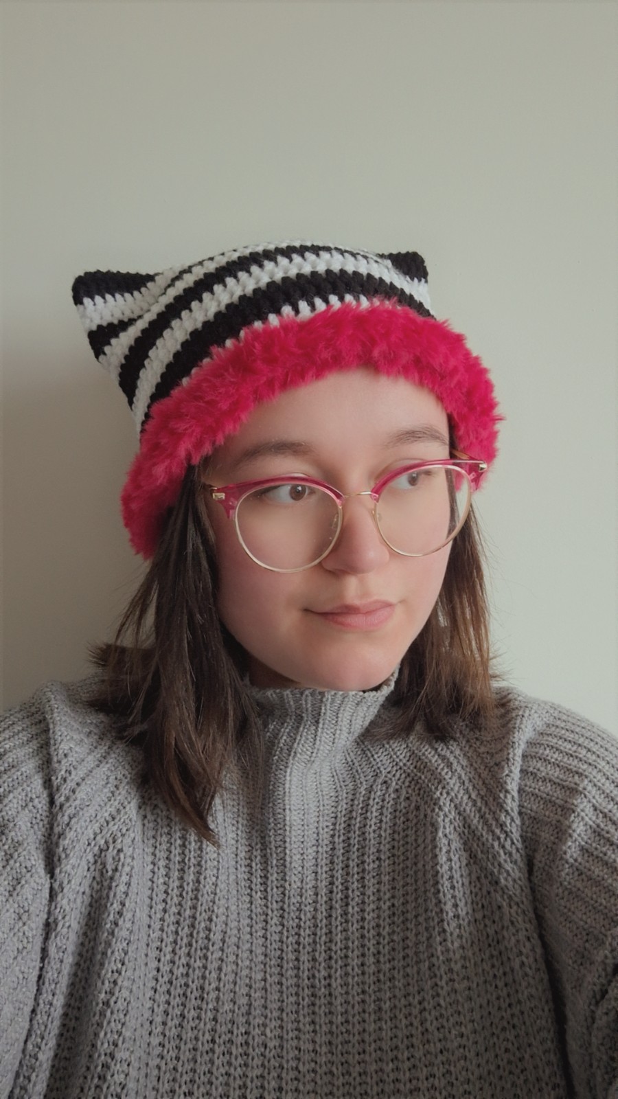 Gehaakte muts met imitatiebont 'Black, white & pink' - 66082.jpeg Gehaakte muts met imitatiebont | Zwart, wit en roze