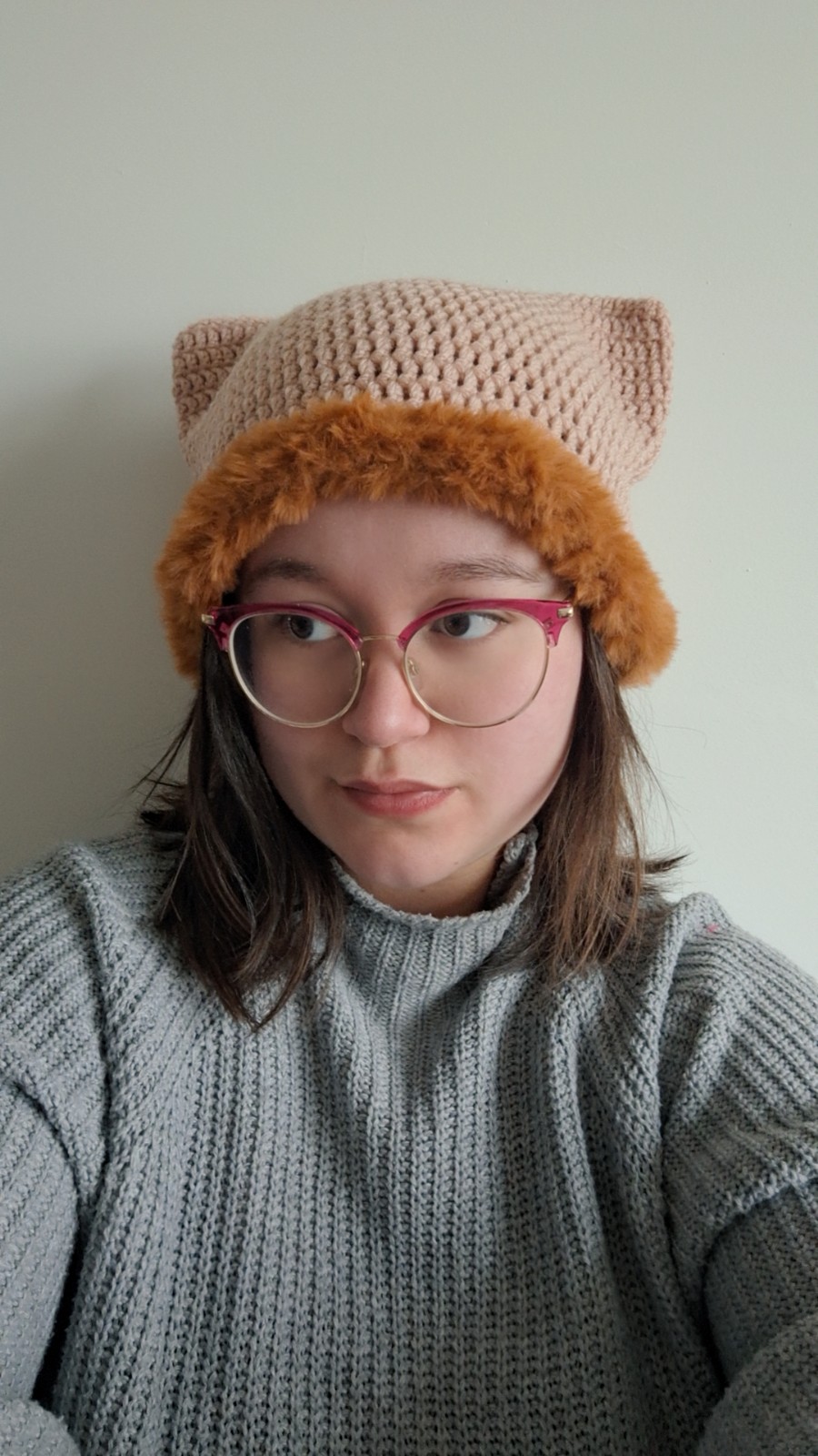 Gehaakte muts met imitatiebont 'Dusty pink & brown' - 65307.jpeg Gehaakte muts met imitatiebont | Poederroze en karamel