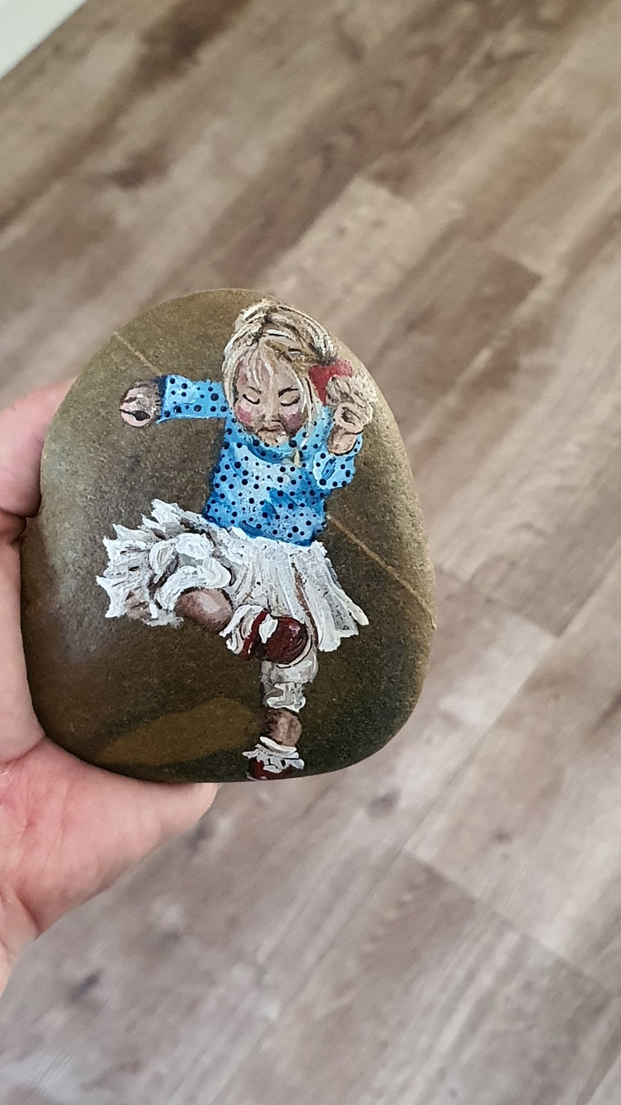 Klein schilderij op natuur steen, Dansend meisje