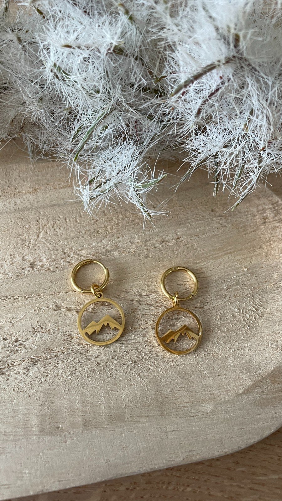 Vergulde oorbellen berg hanger