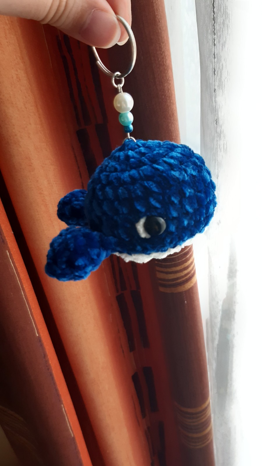 Sleutelhanger whale/walvis: velvet yarn - 68880.jpeg Schattige gehaakte sleutelhanger walvis: Een vroolijke vriend voor je sleutels: velvet yarn
