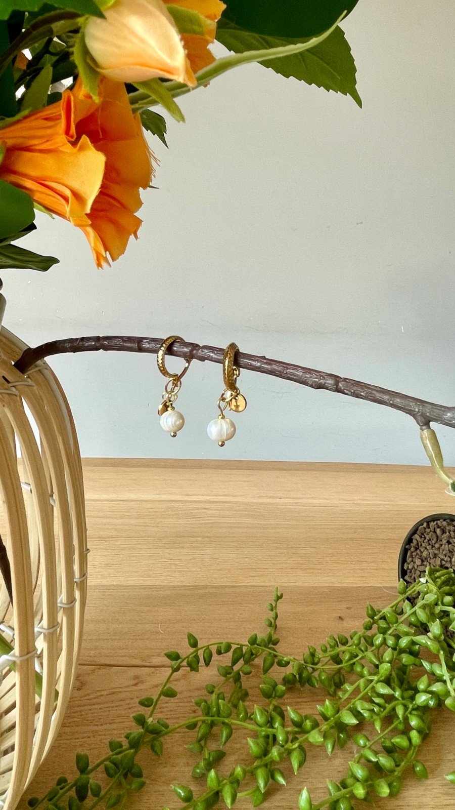 Parel oorbellen met gouden details