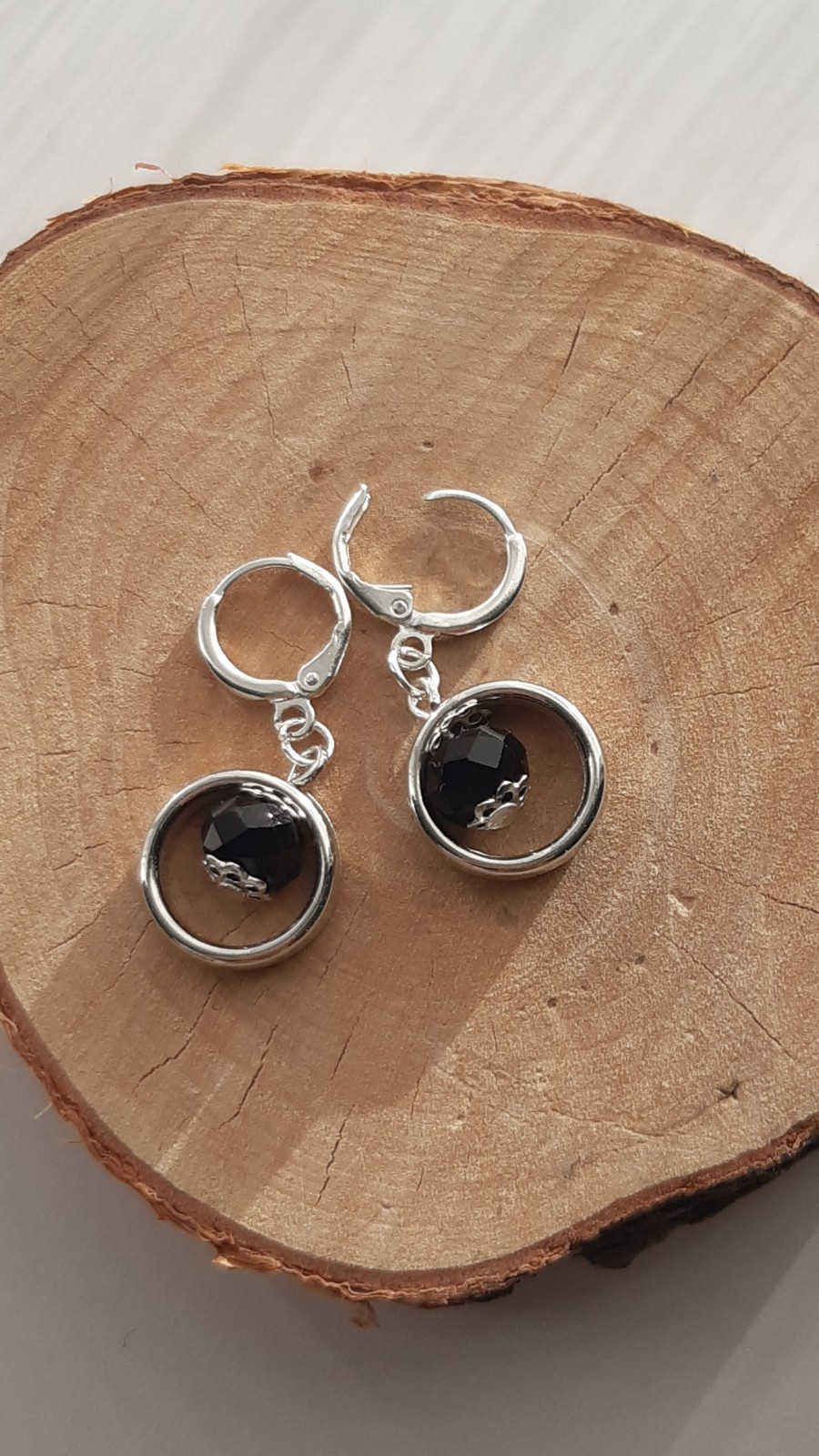 Unieke zwarte en zilver kleurige oorbellen: Handgemaakt met glazen kralen
