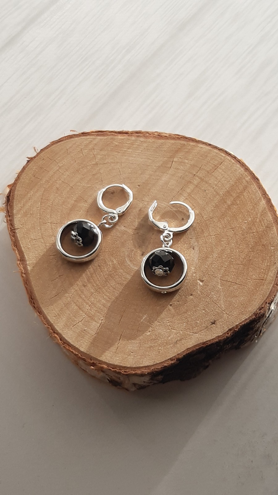 Unieke zwarte en zilver kleurige oorbellen: Handgemaakt met glazen kralen
