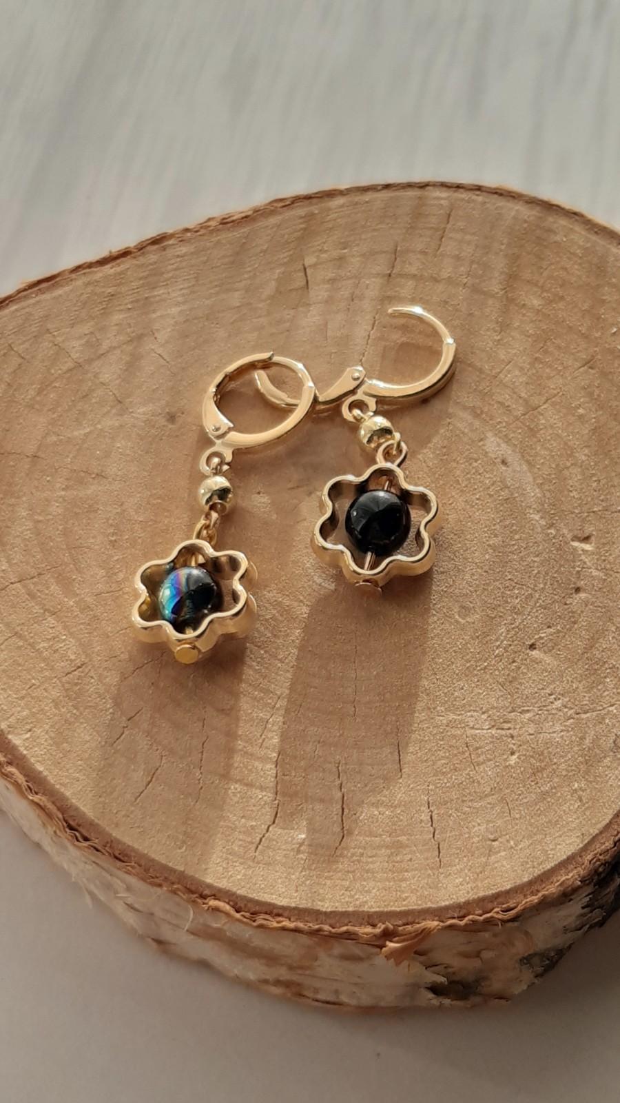 Unieke oorbellen: Zwart/goud flower: Handgemaakt met glazen kralen