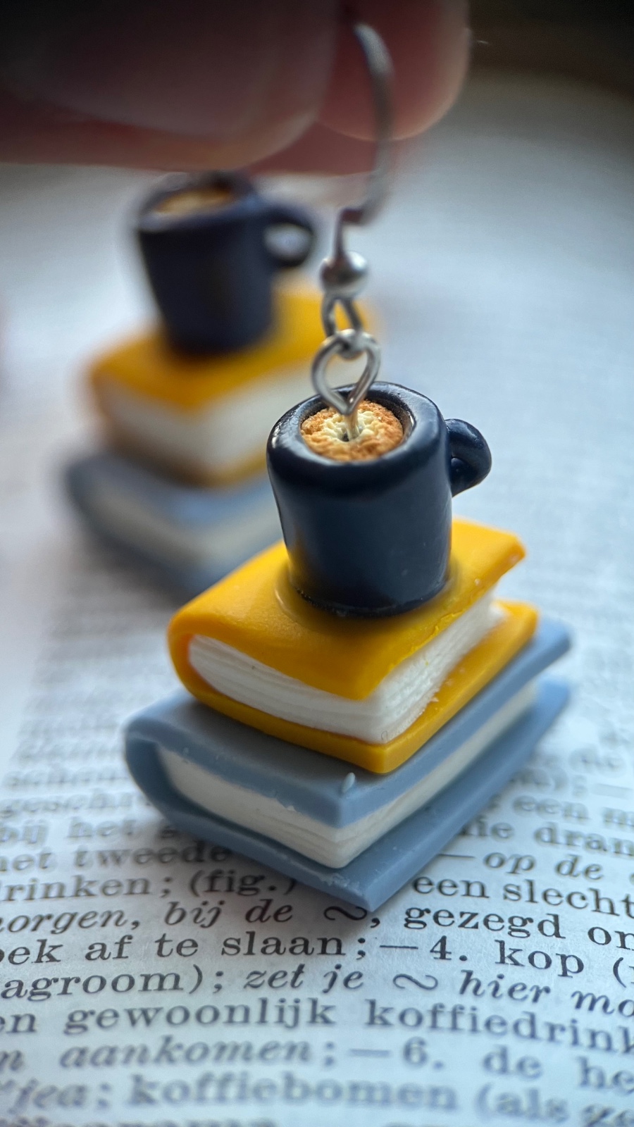 Boekjes en koffie oorbellen