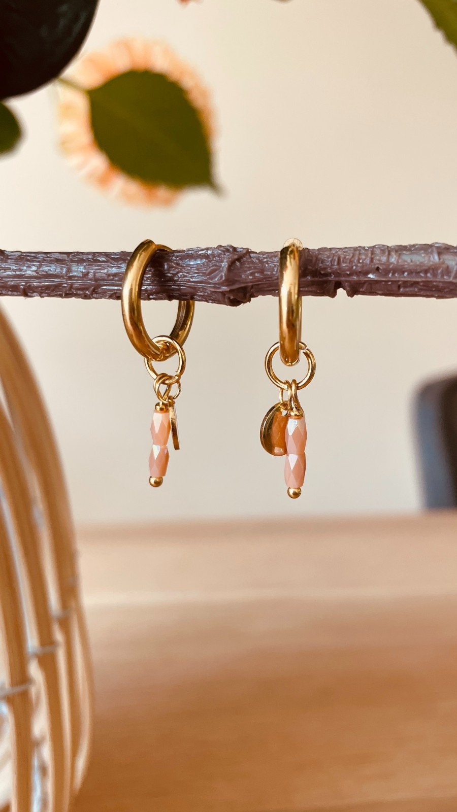 Gouden creolen met perzikkleurige facetkralen & bedel – pastel summ… - 97029 Gouden creolen met perzikkleurige facetkralen & bedel – pastel summer must-have